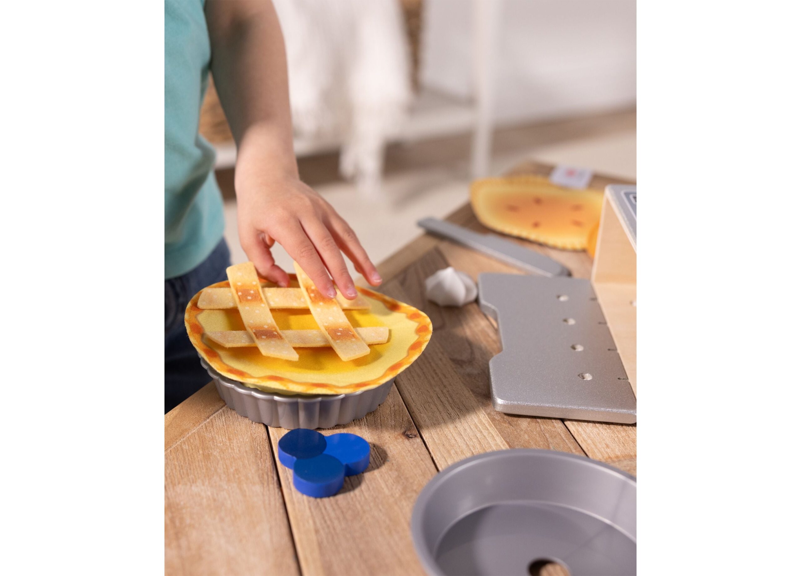 Melissa & Doug Doughlicious Cook, Bake & Serve Pretend Play Set - Image 8
