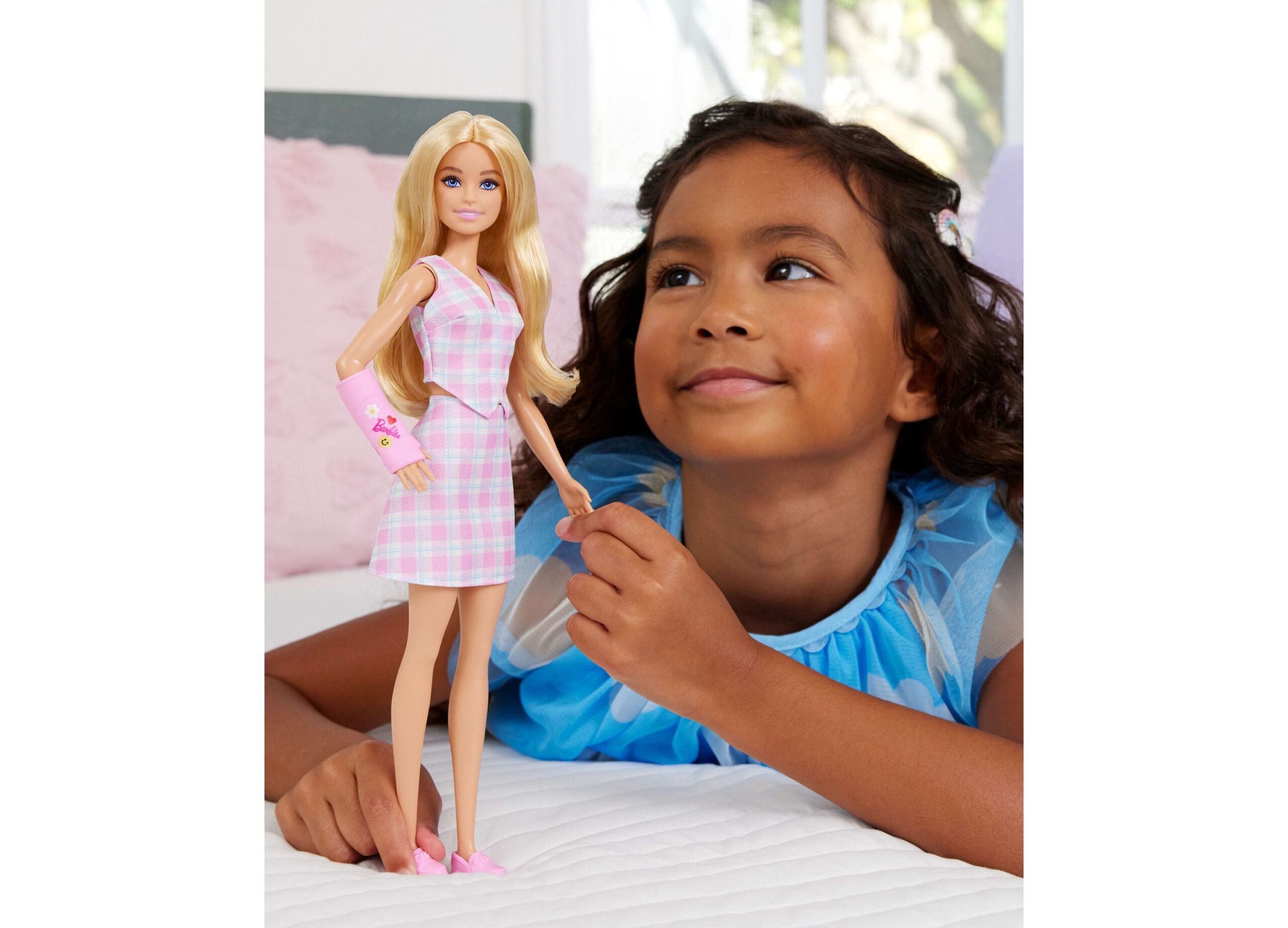 Barbie Fashionistas Doll - Plaid Top and Skirt with Arm Cast - Image 6